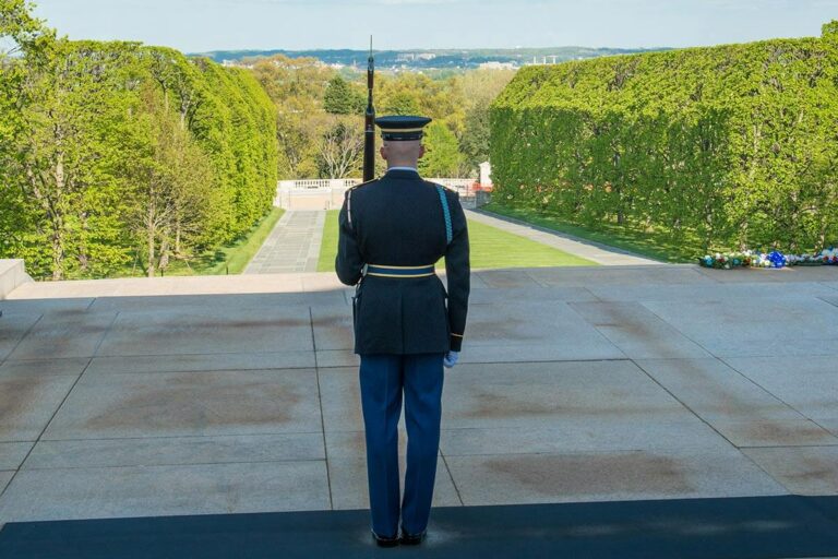 tomb of the unknown soldier at arlington national cemetery