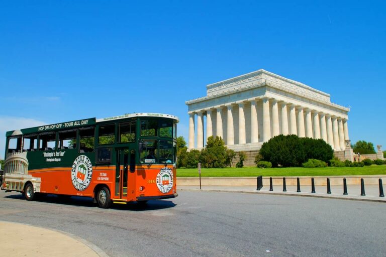 trolley infront of the lincoln memorial in washington dc