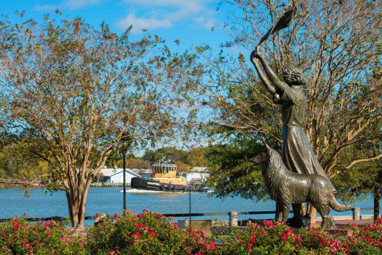 Waving girl statue