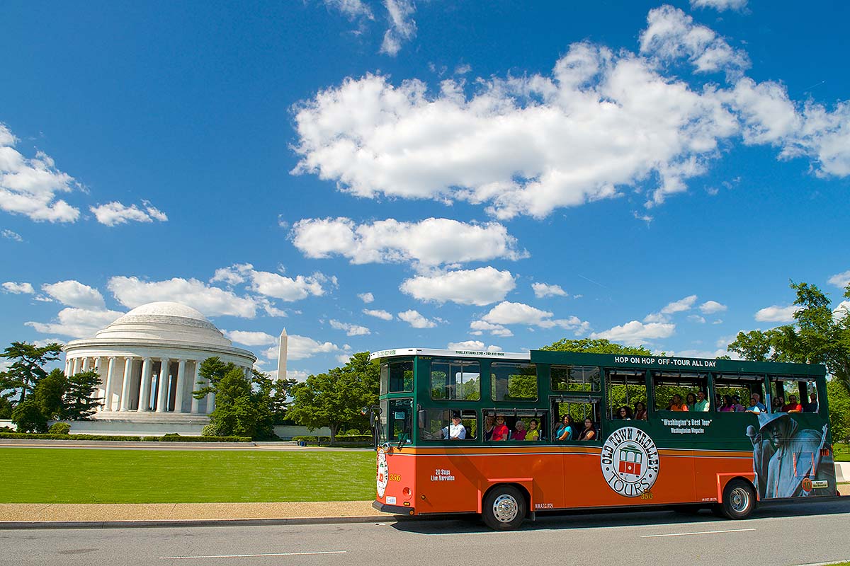 Washington DC trolley in front of Jefferson Memorial