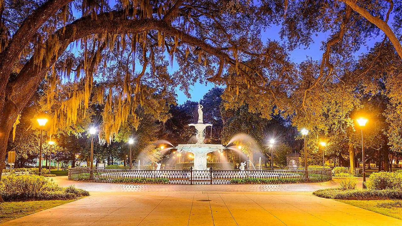 Savannah Forsyth Park at night