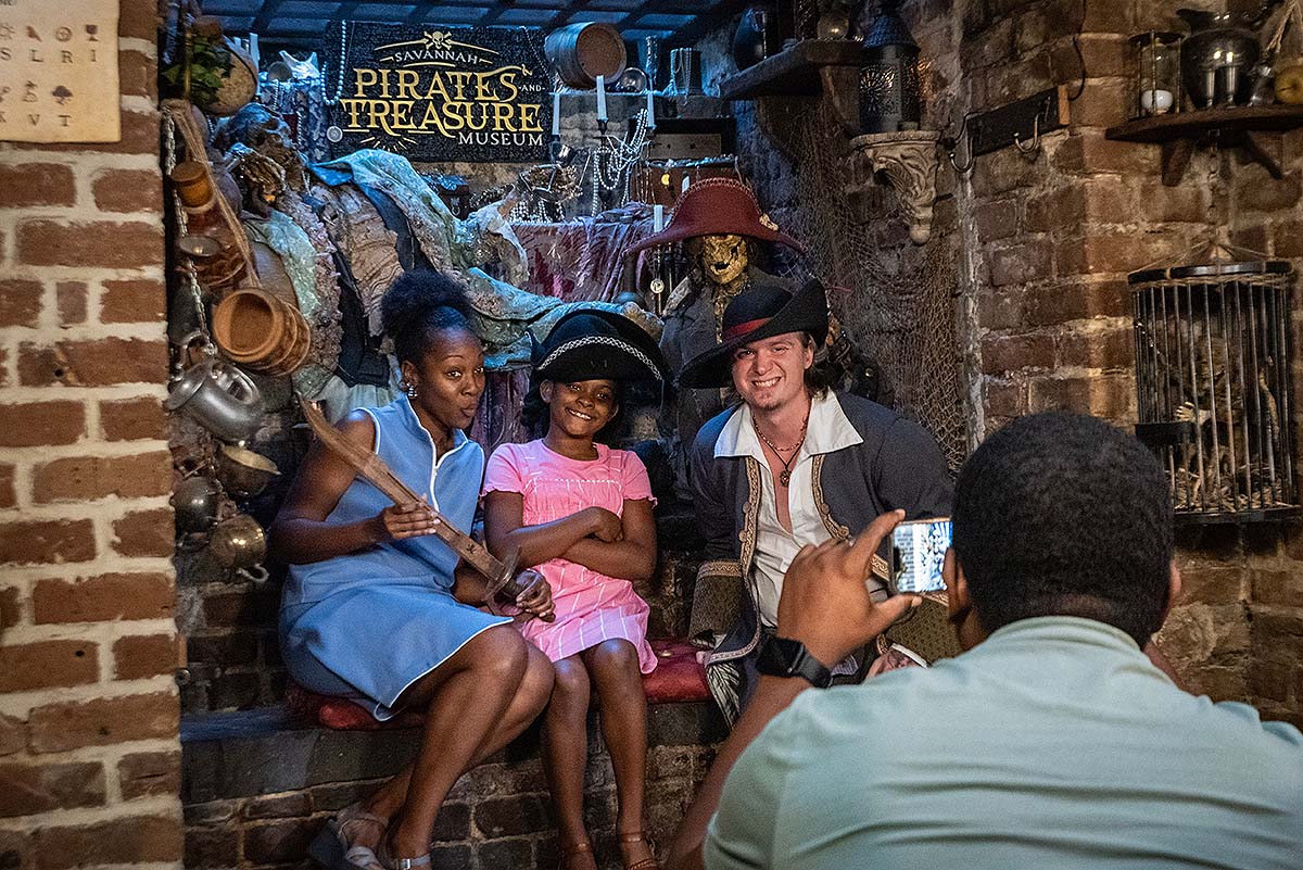 guests at Savannah Pirates and Treasure Museum