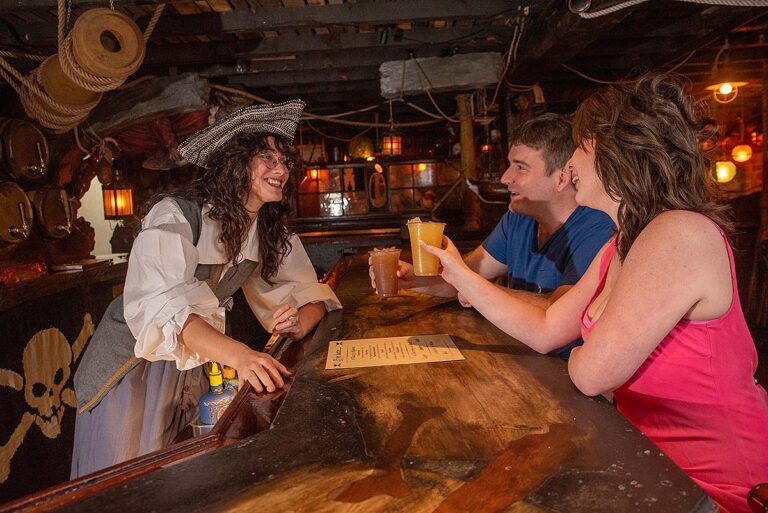guests and pirate host at Pirates' Tavern at Savannah Pirates and Treasure Museum