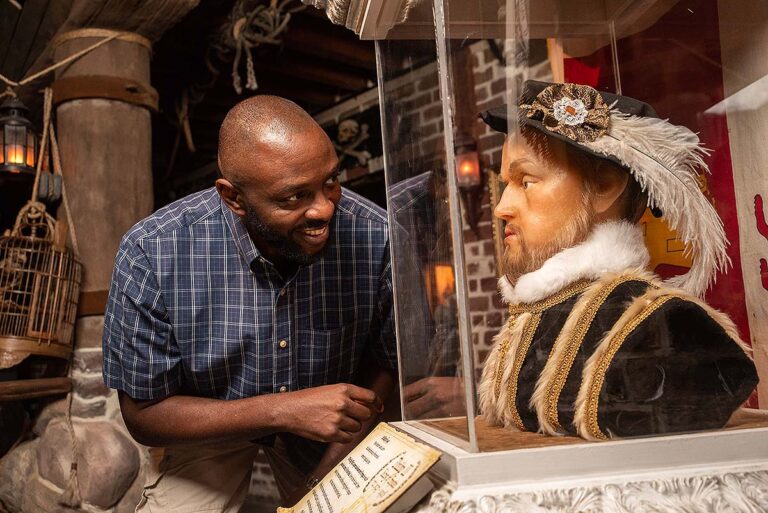 guest viewing pirate bust at Savannah Pirates and Treasure Museum